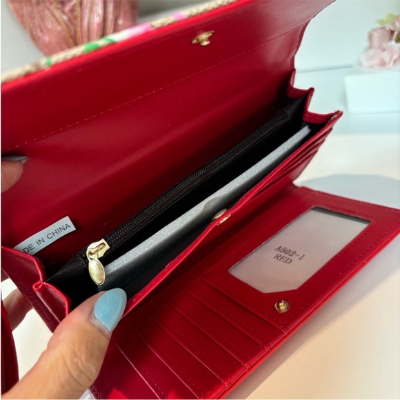 #134 - Betsey Johnson Red and Cream Quilted Floral Wristlet - Picture 4 of 5